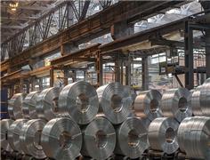 Aluminium hits 3-1/2 month peak on supply fears