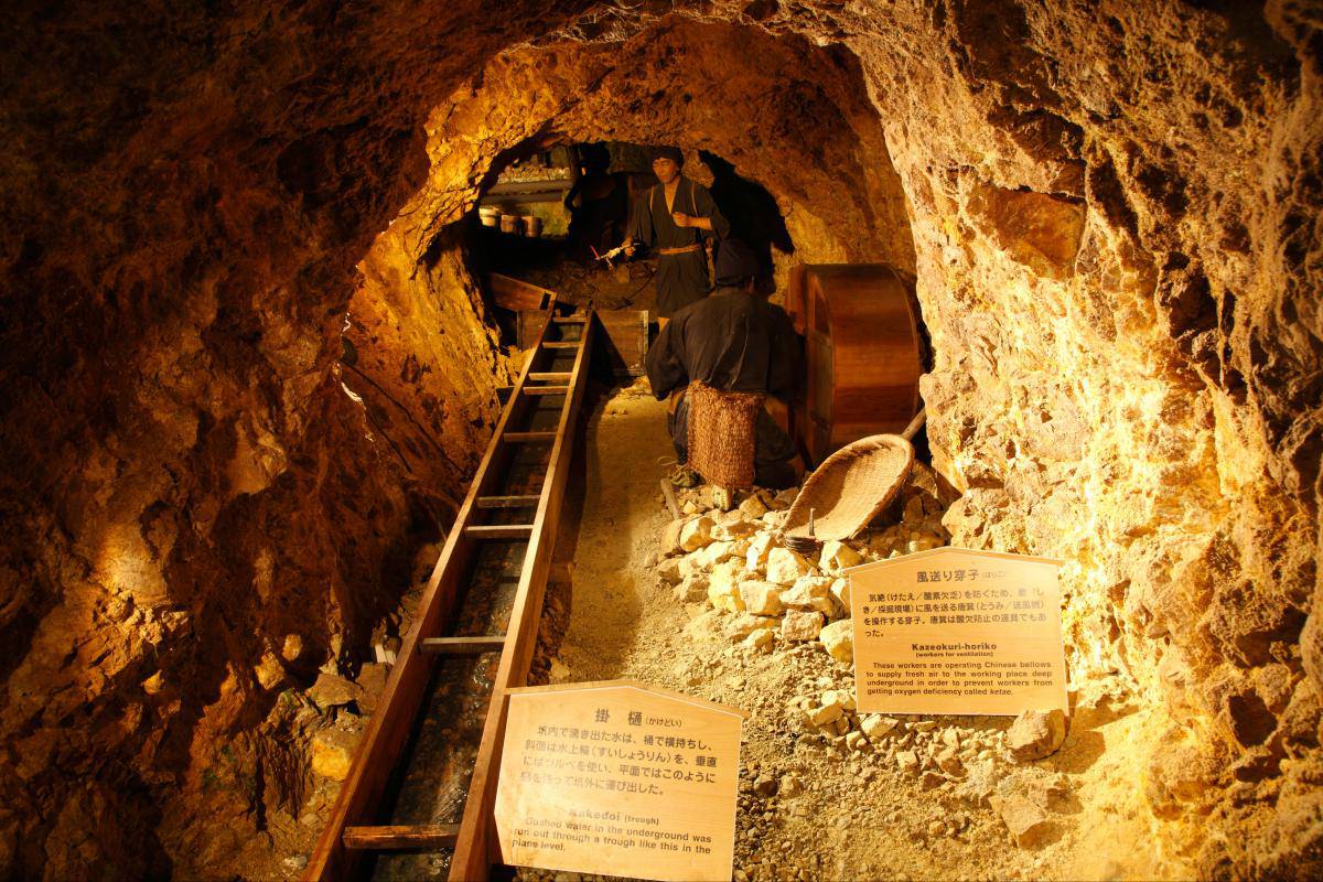 Добыча полезных ископаемых. Золото в промышленности. Золото руда. Золотой рудник шахты. Добыча золота в шахте.